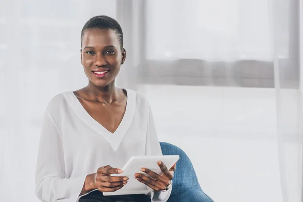 Sorridente Elegante Atraente Mulher Negócios Afro Americana Segurando Tablet Escritório — Fotografia de Stock