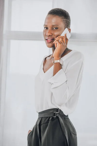 Stylová Atraktivní Africká Americká Podnikatelka Mluví Smartphone Úřadu — Stock fotografie zdarma