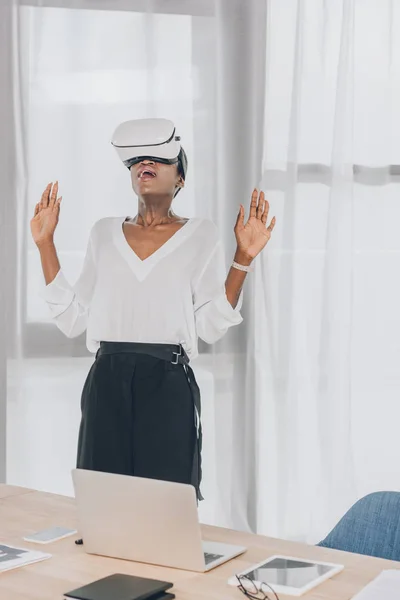 Stylish Shocked African American Businesswoman Looking Virtual Reality Headset Office — Free Stock Photo