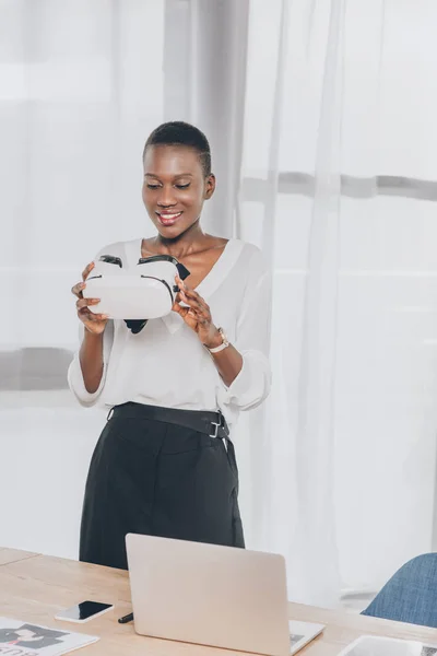 Souriant Élégant Afro Américaine Femme Affaires Tenant Casque Réalité Virtuelle — Photo