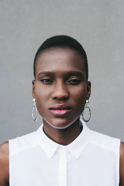 Портрет Модной Привлекательной Африканской Женщины Смотрящей Камеру Рядом Серой Стеной — стоковое фото