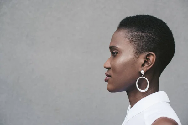 Side View Stylish Attractive African American Woman Standing Grey Wall — Free Stock Photo