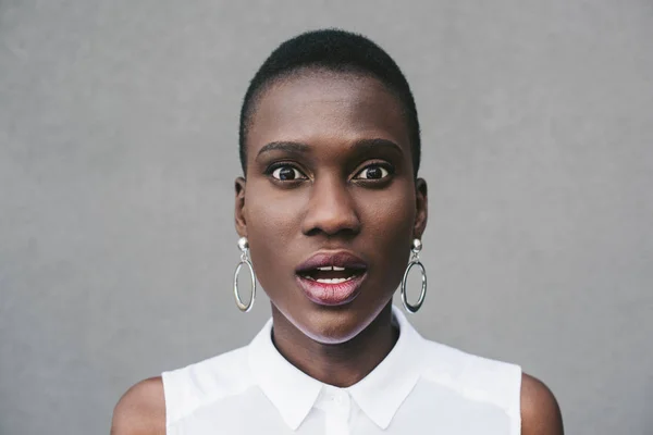 Portrét Překvapen Stylové Atraktivní Afroamerické Ženy Při Pohledu Fotoaparát Šedé — Stock fotografie zdarma