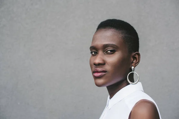 Elegante Donna Afro Americana Attraente Guardando Fotocamera Vicino Alla Parete — Foto stock gratuita