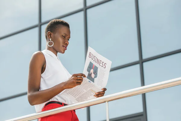 Låg Vinkel Syn Eleganta Afrikanska Amerikanaffärskvinna Läsa Tidningen Nära Businesscenter — Stockfoto