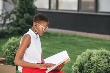 şık çekici Afro-Amerikan işkadını klasör Caddesi üzerinde seyir yan görünüm