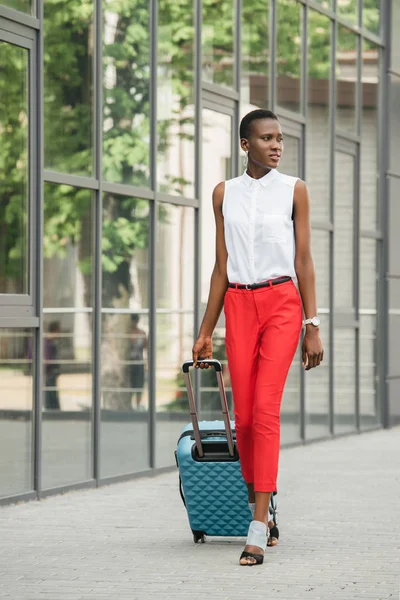 Stylish Attractive African American Businesswoman Walking Travel Bag Street Looking — Free Stock Photo