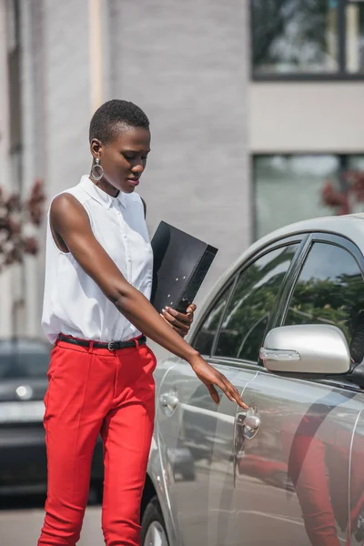 Elegante Atractiva Mujer Negocios Afroamericana Apertura Puerta Taxi Calle — Foto de Stock