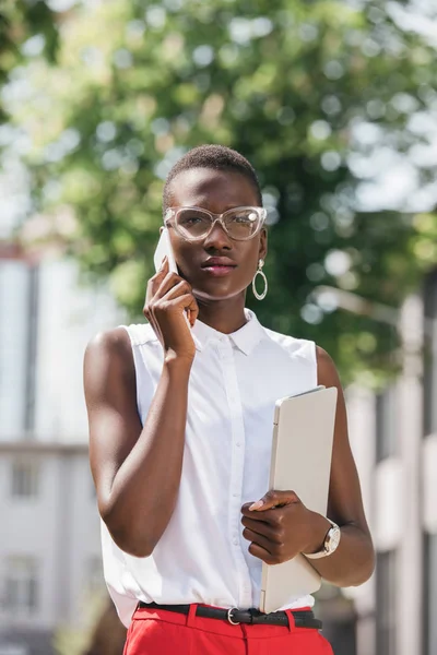 Stylish Attractive African American Businesswoman Talking Smartphone Holding Laptop Street — Free Stock Photo