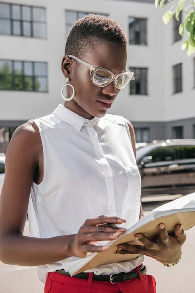 Elegante Atraente Mulher Negócios Afro Americana Olhando Para Documentos Rua — Fotografia de Stock