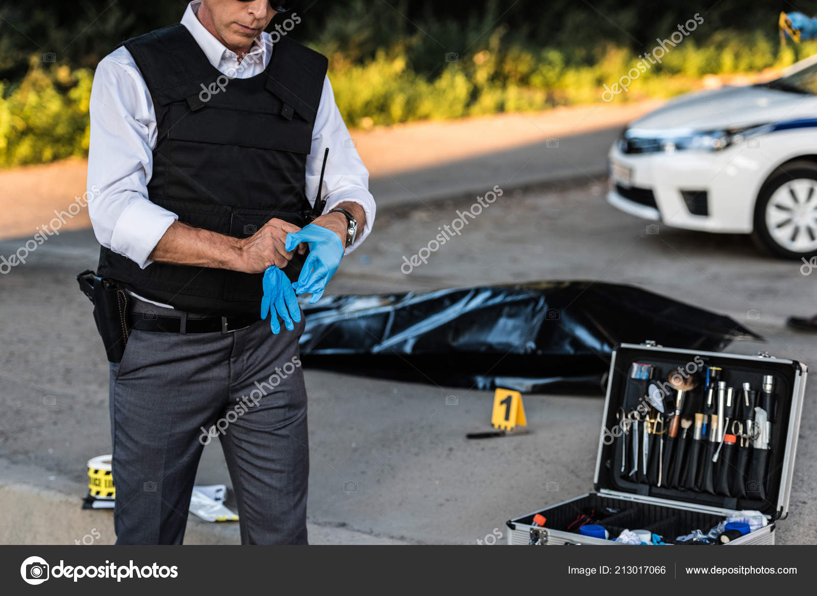 Vue Partielle D'un Policier Armé D'un Étui Portant Des Gants — Photo de  stock par ©IgorVetushko - 213017066, image size:1600x1168