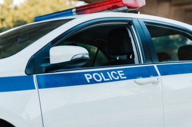 Flaşör ve yazı polis City sokak ile otomobil görünümünü kapat