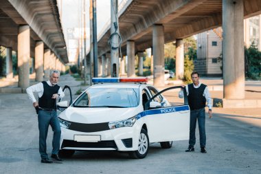silahı kılıfından kapalı alarak ve parmakla tarafından meslektaşım Street car yakınındaki polis