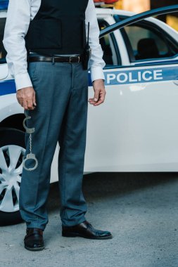 Erkek polis memuru kelepçe car yakınındaki Sokağı'nda tutan kırpılmış görüntü