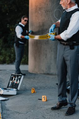 satır olay yerinde polis orta yaşlı erkek polis memuru lateks eldiven ayarlama 