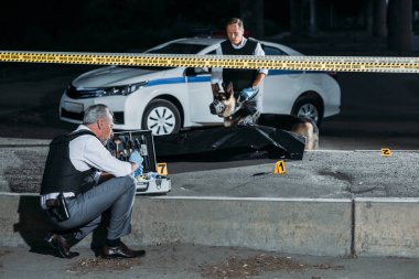 Olgun polis soruşturma araçları kira kontratı ayakta olay yerinde ceset torbası içinde ceset yakınındaki üzerine Alsas ile arkadaşı süre için durum ile oturan odaklı