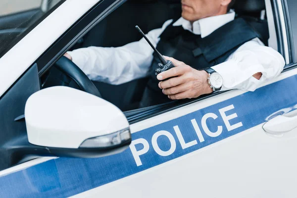 Teilansicht Eines Männlichen Polizisten Kugelsicherer Weste Mit Walkie Talkie Auto — Stockfoto