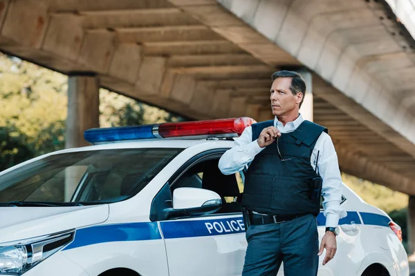 Middle Aged Male Police Officer Bulletproof Vest Standing Car Urban — Stock Photo, Image