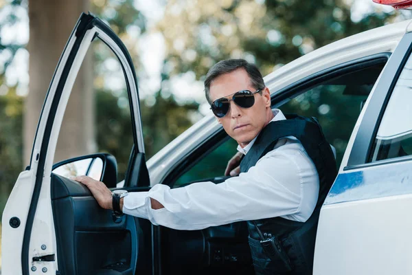 Selective Focus Mature Policeman Bulletproof Vest Sunglasses Walking Out Car — Free Stock Photo