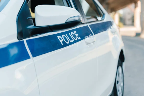 Επιλεκτική Εστίαση Του Αυτοκινήτου Γράμματα Αστυνομία Στο Δρόμο Της Πόλης — Φωτογραφία Αρχείου