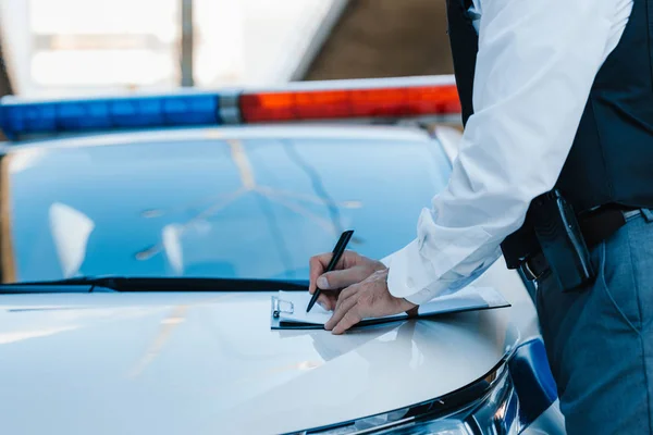 Imagem Cortada Policial Masculino Escrevendo Área Transferência Carro Rua — Fotografia de Stock