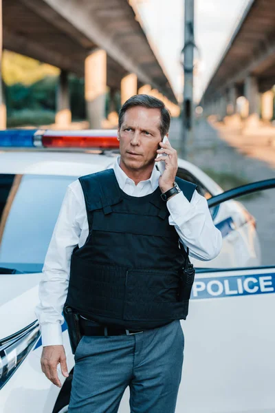 Male Police Officer Bulletproof Vest Talking Smartphone Car Street — Stock Photo, Image