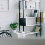 Bicicletta e scaffali con cartelle in luce ufficio moderno