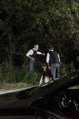 parmakla tarafından meslektaşı ile Alsas üstünde kira kontratı açık havada için silah ile erkek polis memuru 