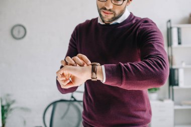 Tasarımcısı Bordo kazaklı denetlemesini Office kol saati zamanında resim kırpılmış