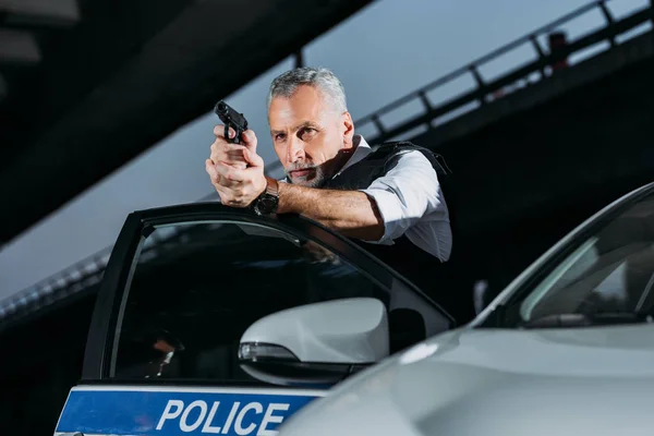 Confident Mature Policeman Aiming Gun Car City Street — Stock Photo, Image