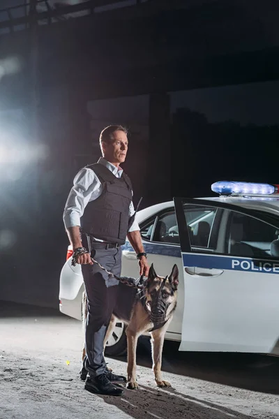 Policial Sério Colete Prova Balas Segurando Cão Pastor Alemão Coleira — Fotografia de Stock