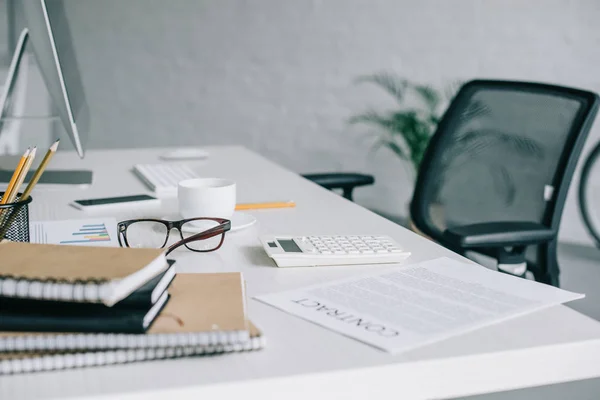 Cuadernos Contrato Calculadora Vasos Mesa Oficina Moderna Luz — Foto de Stock