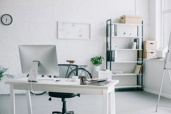 Interior Escritório Negócios Moderno Claro Com Mesa Computador Prateleiras — Fotografia de Stock