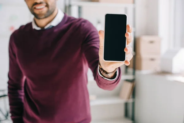 Görüntü Gülümseyen Tasarımcısı Bordo Kazaklı Smartphone Boş Ekran Ile Ofiste — Ücretsiz Stok Fotoğraf