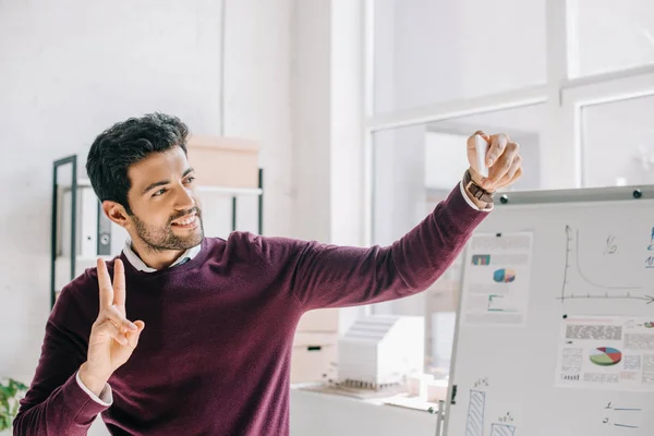 Diseñador Sonriente Jersey Color Burdeos Tomando Selfie Con Teléfono Inteligente — Foto de stock gratis