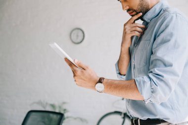 dalgın mimarın ofisinde tablet kullanarak resim kırpılmış