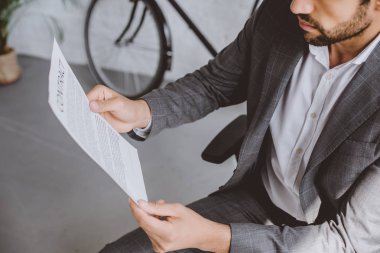 office sözleşmede okuma işadamı resim kırpılmış