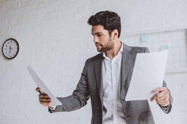 ciddi yakışıklı işadamı ışık Office belgeleri okuma