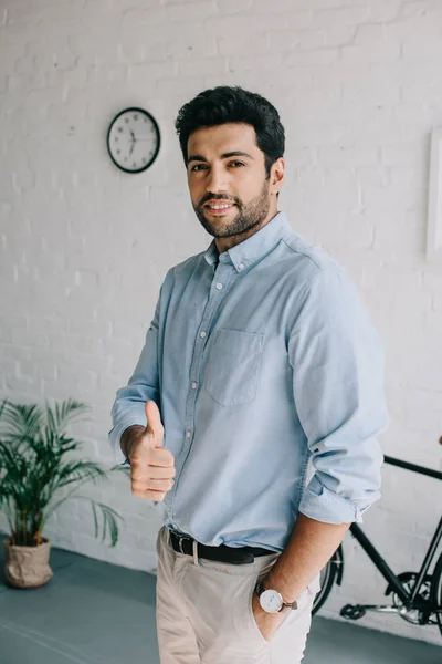 Bonito Arquiteto Alegre Mostrando Polegar Escritório — Fotografia de Stock