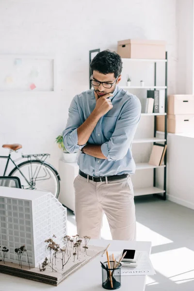 Fundersam Stilig Arkitekt Arkitektur Modell Och Tittar Tabellen Office — Stockfoto