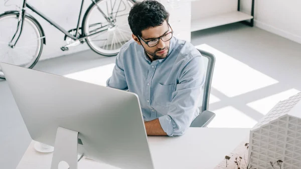 Handsome Architect Using Computer Looking Architecture Model Office — Stock Photo, Image