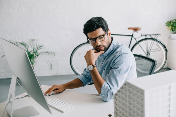 Serious Handsome Architect Using Computer Looking Architecture Model Office — Stock Photo, Image