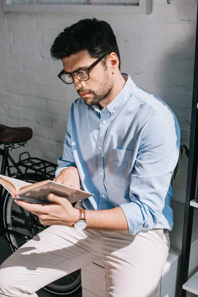 Arquitecto Guapo Con Libro Lectura Cerdas Oficina — Foto de Stock