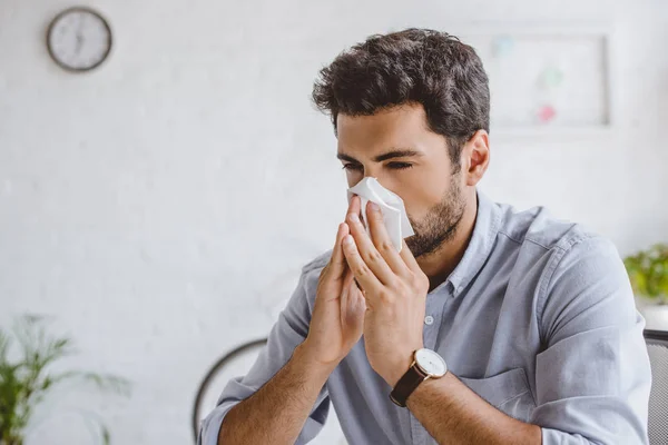 Sick Manager Blowing Nose Tissue Office — Stock Photo, Image