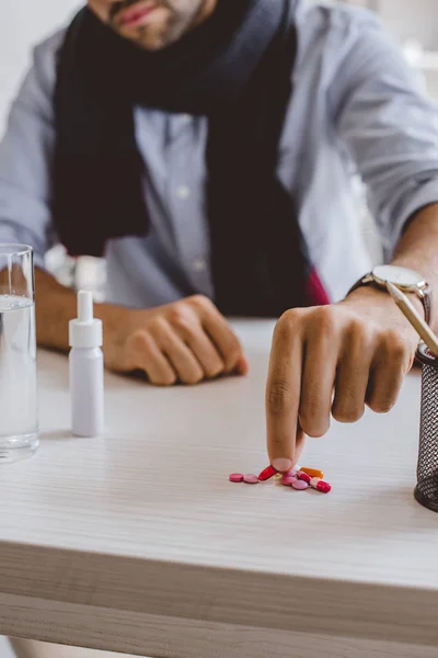 Image Recadrée Gestionnaire Malade Dans Écharpe Prendre Pilule Pile Dans — Photo