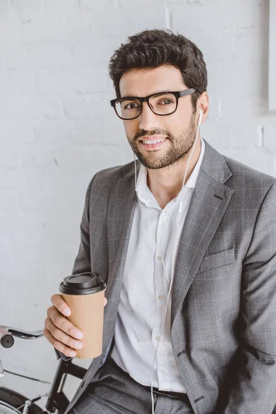 Schöner Geschäftsmann Der Musik Hört Und Kaffee Trinkt Ins Büro — Stockfoto