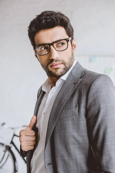 Homem Negócios Bonito Com Cerdas Óculos Olhando Para Longe Escritório — Fotografia de Stock Grátis