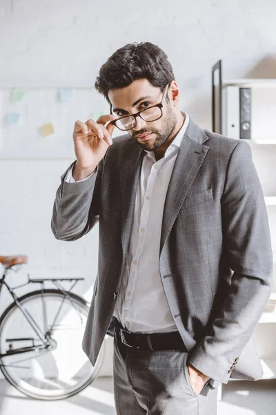 Guapo Hombre Negocios Mirando Por Encima Las Gafas Oficina — Foto de stock gratis