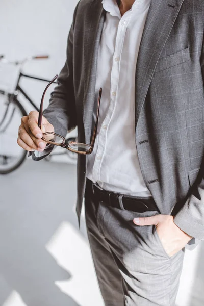 Imagen Recortada Hombre Negocios Sosteniendo Gafas Una Mano Oficina — Foto de stock gratuita