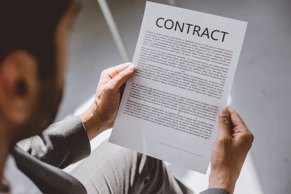 Imagen Recortada Hombre Negocios Leyendo Contrato Trabajo Oficina — Foto de Stock